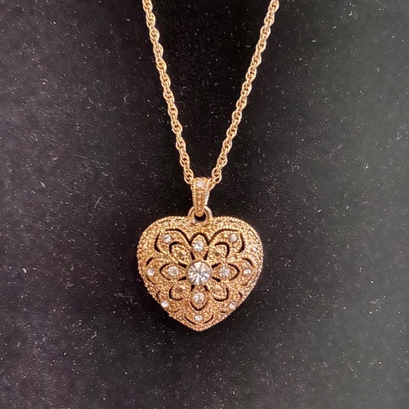 Avon Jewelry - AVON Vintage Heart Necklace (New In Box)